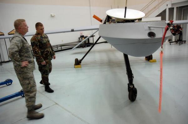 MQ-1 w trakcie obsługi naziemnej. Dobrze widoczna antena satelitarnego złącza wymiany danych. Foto: Tech. Sgt. Julie Avey/USAF