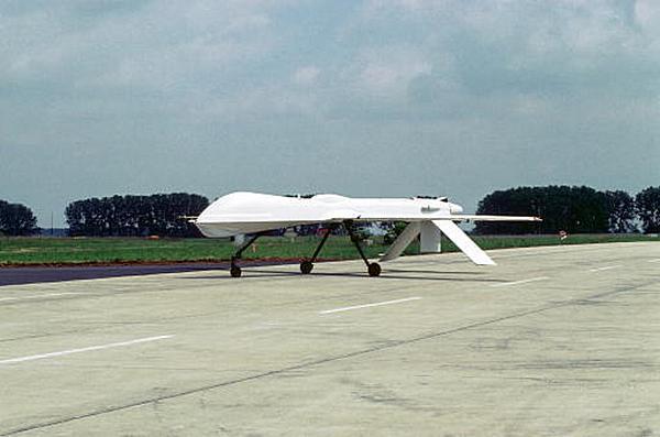 Predator z partii demonstracyjnej (BSP RQ-1K, system RQ-1A) sfotografowany w węgierskiej bazie Taszar w czasie drugiej tury operacji nad Bałkanami. Foto: MSgt Rode S. Reynlods/USAF